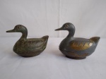Par de patos, um em bronze e outro em estanho, com detalhe em ouro velho, ambos medindo 12cm de altura.