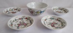 Cinco bowls em porcelana oriental, medindo a maior 5cm de diâmetro e 6cm de altura e as quatro menores 10cm de diâmetro e 3cm de altura.