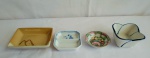Lote composto de 4 peças em miniaturas em porcelana decoradas, sendo um bowl, um pratinho, 1 petisqueira com 2 compartimentos e um pratinho oriental.