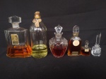 Seis perfumeiros em vidro, com modelos e materiais diversos, medindo o maior 20cm de altura e o menor 8cm de altura.