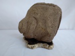 Escultura em pedra vulcanica representando 1 sapo apoiado em pedra mármore medindo 19 cm de comprimento e 15 cm de altura,