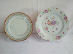 Dois pratos em porcelana, com decoração floral, fio de cabelo, medindo o maior 23cm de diâmetro e o menor 19cm de diâmetro.