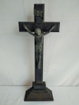 Crucifixo em metal com a cruz em madeira, medindo  51cm de altura.