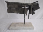 Escultura assinada "Tenus" em metal, apoiada em pedra mármore. Alt: 28cm, base 25 x 10cm.