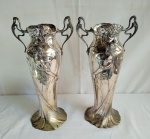 Par de ânforas em metal, no estilo Art nouveau com desenho de mulher com vaso de flores es abraçando. Medem  36 cm de altura e 10 cm de diâmetro.Marcado na base Royal Metal, marca registrada com figura de leão.