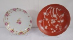 Dois pratos em porcelana, medindo o maior 23,5cm de diâmetro, de origem oriental, e o menor 20cm de diâmetro (apresenta fio de cabelo).