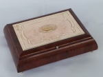 Caixa de madeira com placa de comemoração de Bodas de Ouro (50 anos), medindo 21cm de comprimento, 16cm de profundidade e 5cm de altura.