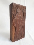 Talha escupida em madeira com imagem representando  um bispo. mede 18 cm de altura e 0,8 cm de largura.