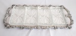 Petisqueira em metal com bordas ricamente trabalhadas com banho de prata, composta com 4 recipiente de vidro com lapidação.