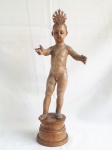 ART SACRA  -  antiga escultura em  madeira policromada representando o Menino Jesus .tem olhos em vidro.  (apresenta tricados na região dos ombros.  Mede 46 cm de altura.