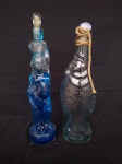 Par de garrafas em vidro, com motivo de peixe e mulher com ânfora, medindo 35cm de altura (marcado no verso "Rebeca").
