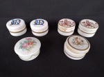 Seis caixinhas (em miniatura) em porcelana, pintados a mão (uma apresenta tampa colada), medindo a maior 5,5cm de diâmetro.