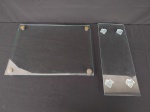 Duas placas em vidro para canapés, medindo a maior 40x30cm (apresenta lasca na borda) e a menor 15x40cm.