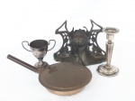 Quatro peças em metal, sendo uma pequena taça, um cata migalhas, um castiçal,  e um suporte para vaso no estilo art Nouveau.