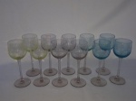 Onze taças em vidro coloridos  medindo 6 cm de diâmetro e 18,5 de altura.