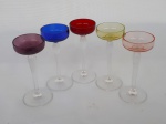 Cinco taças de cristal para aperitivo coloridas. Medem 5 cm de diâmetro e 12,5 de altura.