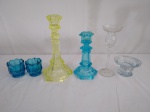 Seis castiçais em vidro de modelos e tamanhos diferentes  (os 2 menores na cor azul apresenta quebrado)