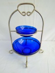 Fruteira com dois estágios com armação em metal com com recipientes em vidro na cor azul