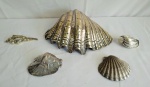 PRATA   -  Cinco conchas  em metal de tamanhos e formatos diversos, sendo duas com formato do símbolo da Shell. Peso  760 gramas.