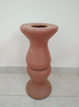 Coluna em cerâmica moldada no estado natural.
