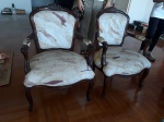 Par de cadeiras com braço no estilo Louis XV estofadas em tecido decorado  (consta rasgado no estofado)