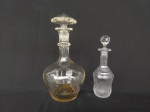 Um licoreiro em vidro, em formato bojudo, medindo 27cm de altura, e um perfumeiro em vidro, com tampa com lapidação em diamante, medindo 20cm de altura.