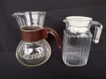 Dois jarras em vidro, 1 para água e a outra para café.