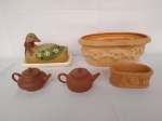 Cinco itens em cerâmica,  1 manteigueira representando um pato, 1 cachepot grande, 1 cachepot pequeno e 2 mini chaleiras.