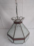 Luminária em vitral anos 50 para 1 luz. mede  27 cm de altura e 28 cm de diâmetro.