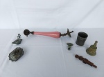 Sete itens em ferro, parte de luminária, 1 sino, 1 vasinho, 1 campainha e 3 objetos não identificados.