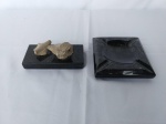 Dois itens em pedra , 1 base de pedra encimada com 2 mini esculturas em pedra medindo 13X7 cm e 1 cinzeiro em pedra na cor preta medindo 12X12.