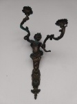 Belíssima arandela em bronze com escultura representando um querubim para 2 luzes.