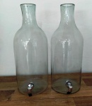 Par de garrafas de vidro para servir bebida. Mede: 52x19 cm.