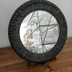 Espelho de mesa em metal e madeira. Mede: 31x31 cm.