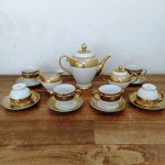 Conjunto de chá em porcelana com detalhe ouro. Contém 9 peças, sendo: um bule, um açucareiro, uma leiteira e 6 xícaras completas.