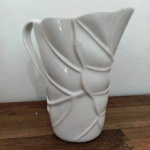 Jarro de porcelana em formato de folha. Mede: 21x20 cm.