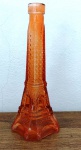Floreira de vidro laranja em formato Torre Eiffel. Mede: 23 cm.