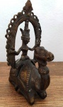 Antiga peça de bronze representando um camelo. Mede: 16x10 cm.
