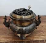 Urna chinesa em metal. Apresenta selo na parte de baixo. Mede: 8x11 cm.