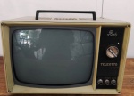 Televisão antiga Teleoto baby (não testada), no estado. Cabo de alimentação está cortado. Mede: 23x37x25 cm.