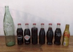 Coleção de 8 garrafas da Coca-cola. Mede: 34 cm (maior peça) e 20 cm (média de altura).