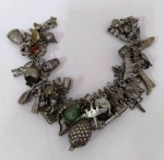 Antiga pulseira de CRIOLO em PRATA de LEI com 53 pingentes diferentes . Belíssima peça . Mede: xx cm