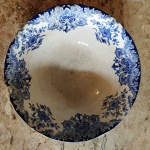 Bowl em porcelana belga, apresenta bicado na borda . Mede: 23,5x9 cm.
