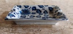 Cinzeiro em porcelana em tema floral azul  Mede: 14,5x18 cm.