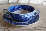 Consumê em porcelana inglesa com forte policromia azul . Mede: 16,5 cm (pires) e 11,5x5 cm (xícara).