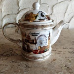 Pequeno bulê inglês em porcelana com cenas da cidade de londres .Marca : ENGLISH CERAMIC COLLECTION . Mede: 15x18 cm.