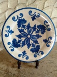 Grande prato em cerâmica pintada - assinada por Maurício, 2002. Mede: 42 cm.