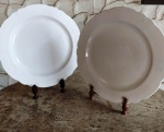 Par de grandes pratos em cerâmica branca esmaltada - marca SF. Possui 1 bicado. Mede: 45 cm.Suporte não acompanha.