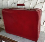Antiga mala em couro vermelho - marca IKA. Mede: 49x38x17 cm.