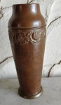 Vaso em bronze acobreado. Mede: 29 cm.